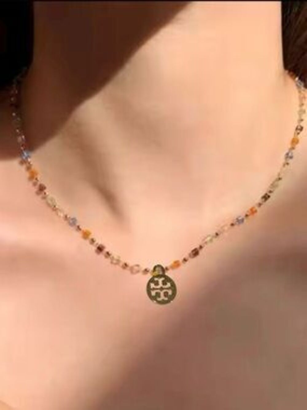 TORY BURCH GOLD LOGO PENDANT IN A DAINTY COLORFUL CHAIN